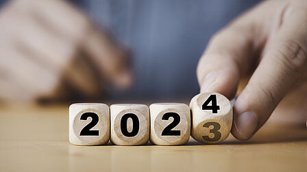 Dubbelstenen die samen de jaartallen 2023 en 2024 weergeven