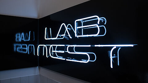 Het logo van Labnest in neon letters. 