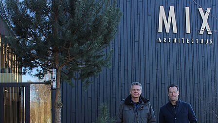 Eigenaren Reinier Ubels en Jorrit Blom voor hun kantoorpand met de naam MIX architectuur op de gevel. 